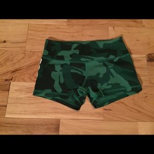 Rogue green camo shorts, S